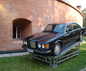 Duży najazd samochodowy